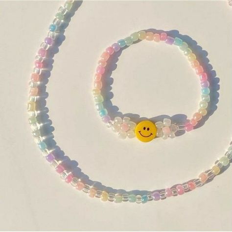 Smiley Bracelet, Shorts Ideas, Diy Beaded Rings, Homemade Bracelets, Diy Jewelry Display, Bracelets Handmade Diy, Beaded Jewlery, Beaded Necklace Diy, Bead Charms Diy