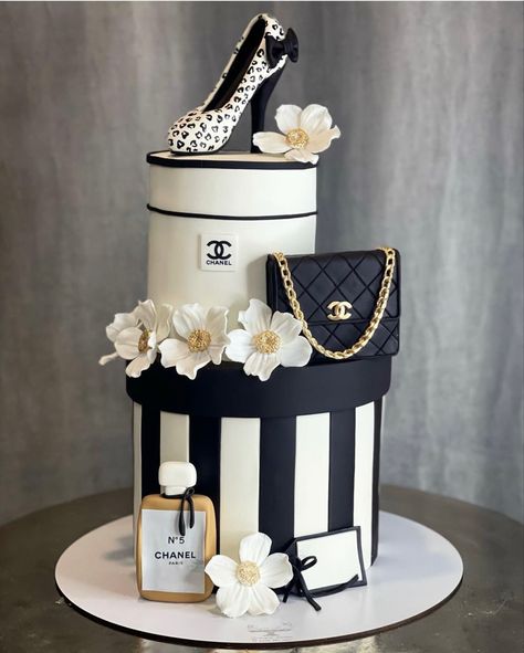 Chanel Theme Cake, Chanel Torte, Baddie Cake, 50th Birthday Cake For Women, Chanel Birthday Cake, Fashionista Cake, Bag Cakes, Black And White Cake, Cake Makeup