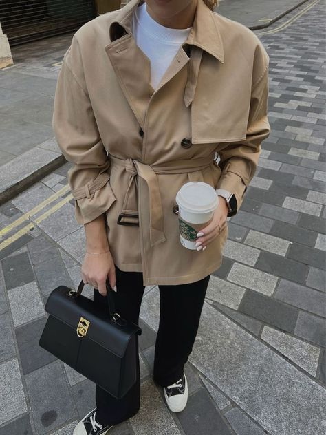 Short Beige Trench Coat Outfit, Short Beige Coat Outfit, Short Trench Coat Outfit Ideas, Short Trench Outfit, Short Trench Coat Outfit, Outfits In London, Casual Trench Coat Outfit, Trench Coat Outfit Fall, Minimal Chic Style Outfits