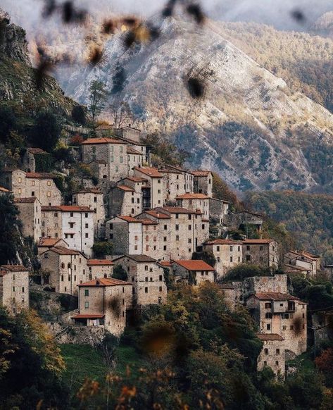 Italy Architecture, Tuscany Travel, African Wall Art, Italian Village, Italy Travel Guide, Conde Nast Traveler, Travel Brochure, Architecture Old, Medieval Town