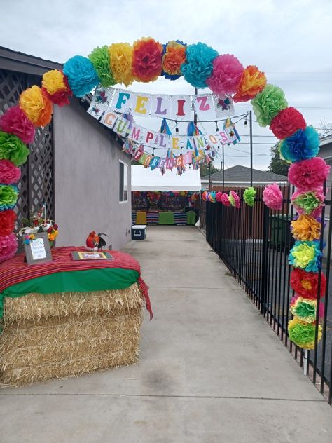 Mexican Theme Party Balloon Arch, Rustic Mexican Birthday Party, Mexican Style Party Ideas, Mexican Theme House Warming Party, 60 Birthday Party Ideas Mexican, Mexico Themed Birthday Party, Picolandia Party, 50 Mexican Theme Party, Centerpieces For Mexican Theme Party