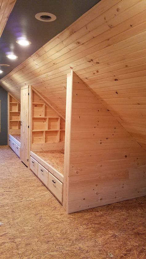 درج السلم, Koti Diy, Attic Closet, Bunk Rooms, Attic Bedrooms, Attic Renovation, Attic Storage, Attic Spaces, Attic Remodel