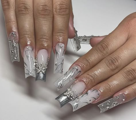 Nails Designs Ombre, Glitter Wedding Nails, Acrylic Nails Chrome, Silver Acrylic Nails, Chrome Nail Designs, Classy Looks, Bridal Nails Designs, Silver Nail Designs, Nail Designs Ideas