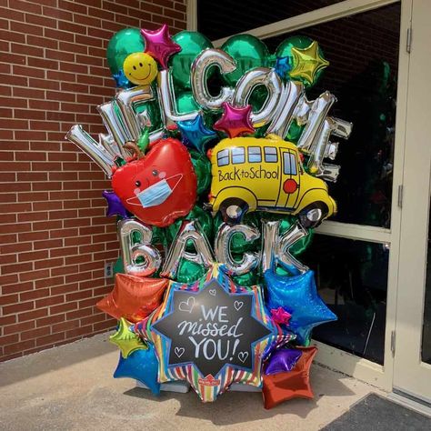 Welcome Back Balloons Ideas, Back To School Balloon Decorations, Back To School Balloon Ideas, Back To School Balloons Decoration, Teacher Balloon Bouquet, Back To School Balloon Columns, Back To School Balloon Bouquet, First Day Of School Balloon Ideas, Welcome Back To School Balloon Arch