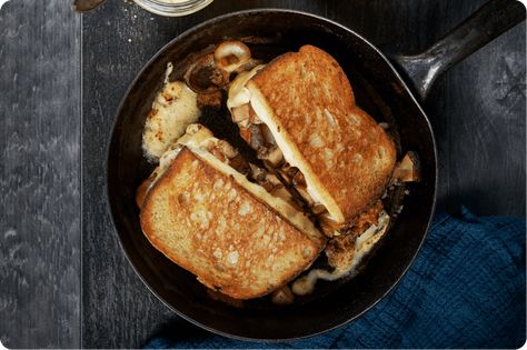 A quick and delicious take on the traditional toastie recipe. Recipe by Jarlsberg... Jarlsberg Cheese, Asian Noodle Salad, Oven Baked Bacon, Jarlsberg, Paneer Dishes, Best Grilled Cheese, Grilled Cheese Recipes, Best Cheese, Stuffed Pepper Soup