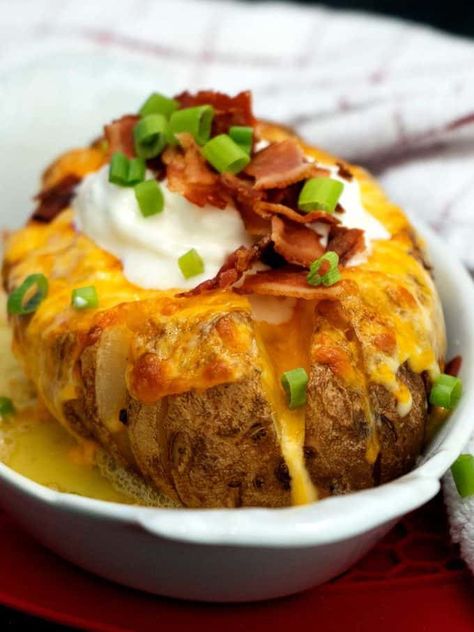 Loaded Bloomin' Potato Potato Blossom Recipe, Blooming Potato Recipe, Bloomin Baked Potato Recipe, Recipe For 1, Gluten Free Potatoes, Baked Potato Recipes, Loaded Potato, Loaded Baked Potatoes, A Potato