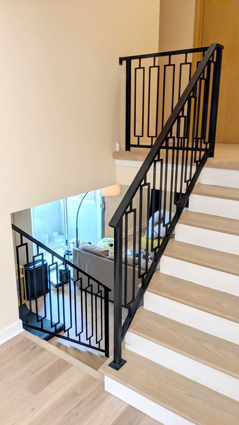 Modern wrought iron railings painted satin black in Racine | Signature Metal Works Iron Banister, Wrought Iron Railing Exterior, Iron Railings Outdoor, Iron Staircase Railing, Iron Balcony Railing, Balcony Glass Design, Wrought Iron Railings, Indoor Railing, Modern Railing