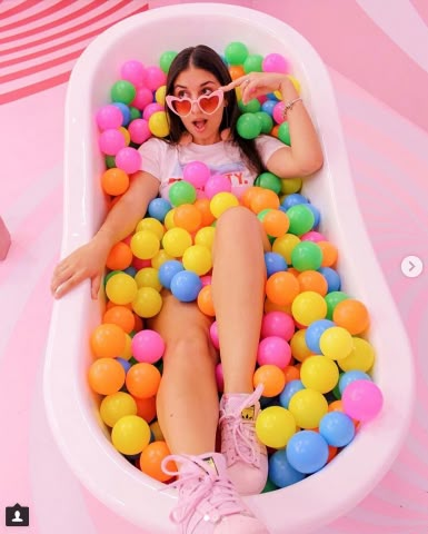 Ball Pit Photoshoot, Carpet Ideas 2023, Ruangan Studio, Candy Photoshoot, Carpet Ideas, Creative Photoshoot Ideas, Fun Photoshoot, Photoshoot Themes, Foto Poses