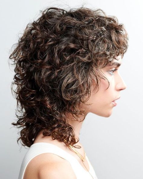 Cool Textured Shaggy Cut Shaggy Women’s Haircuts, Shaggy Curly Hair, Corte Shaggy, Shaggy Cut, Curly Shag Haircut, Haircuts To Try, Haircuts Medium, Medium Shag Haircuts, Shaggy Short Hair