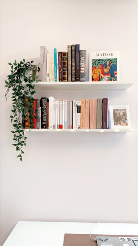 Floating Shelf Books, Floating Book Shelf Aesthetic, Floating Shelf With Books, Book Shelf Room Aesthetic, Floating Bookshelves In Bedroom, Small Hanging Bookshelf, Small Aesthetic Bookshelf, Small Book Shelf Ideas Bedroom, Floating Shelf Bookshelf