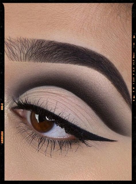 Champagne cut crease Heavy Makeup Look Eyeshadows, Make Cute Crease, Smokey Cut Crease Eye Makeup, Black Cut Crease Makeup, Eyeshadow Looks Cut Crease, Eyeliner Pencil Tutorial, Natural Cut Crease Makeup, Cut Crease Smokey Eye, How To Eyeliner