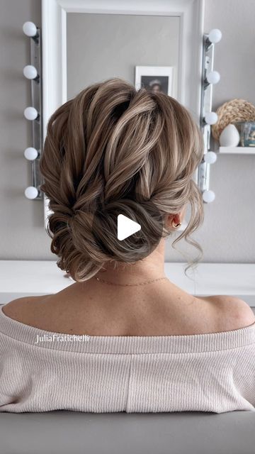 Short Hair Updo Easy, Short Hair Updo Tutorial, Easy Updos For Medium Hair, Short Hair Up, Simple Bridesmaid Hair, Wedding Updos, Wedding Hairstyles Tutorial, Short Hair Bun, Hair Upstyles