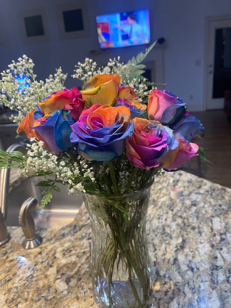 Flowers rain bows Multi Colored Roses Bouquet, Rainbow Rose Bouquet, Multi Colored Roses, Gf Gifts, Mums Garden, Purple Sweet 16, Rain Bow, Colored Roses, Aesthetic Core