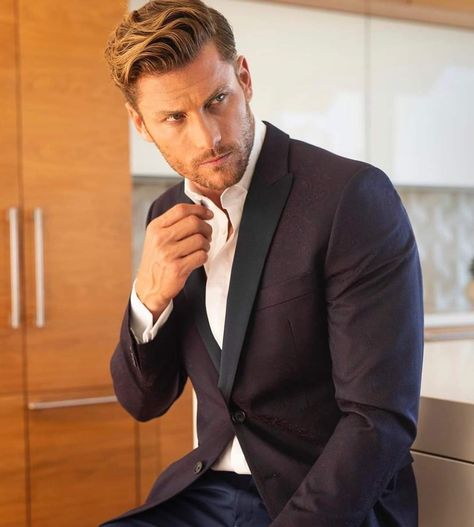 Philippe Leblond, Redhead Men, Handsome Male Models, Men With Street Style, Blonde Guys, Elegant Man, Suit Style, Hair And Beard Styles, Poses For Men