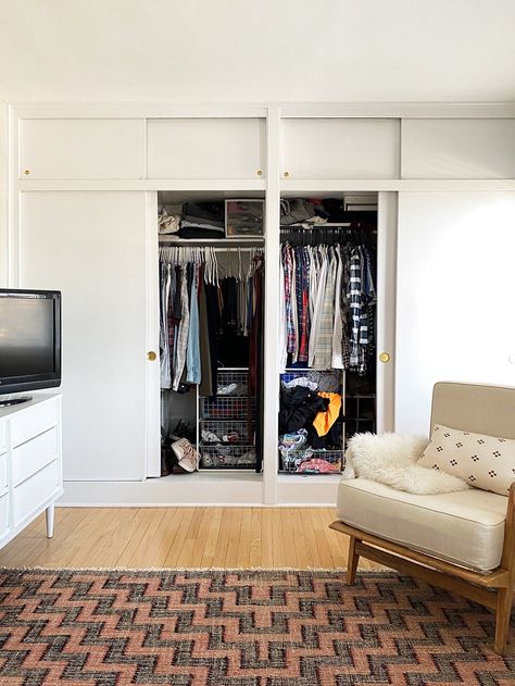 This Green Walk-In Closet in Chicago Only Cost $4,000 | domino Exposed Closet, Ikea Pax System, Ikea Pax Hack, Dresser Hack, Pax Closet, Ikea Pax Closet, Freedom House, Split Level Remodel, Pax System