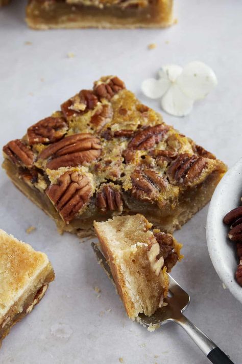 Taste Of Home Pecan Pie Bars, Taste Of Home Pecan Pie, Easy Pecan Pie Bars, Pecan Pie Bar, Pecan Pie Bars Easy, Pie Bars Recipe, Easy Pecan Pie, Pecan Pie Bars Recipe, Pecan Pie Easy