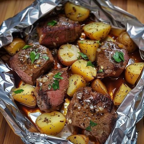 Baby Yellow Potatoes, Potato Foil Packets, Potato Packets, Foil Packet Potatoes, Foil Meals, Garlic Steak, Steak Potatoes, Yellow Potatoes, Sirloin Steak