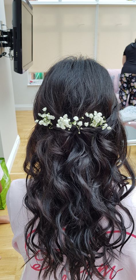 Classic curls, braids and gypsophelia 💕 Flower Hair Styling, Jipsys Flower Hairstyles, Hair With Flowers In It, Hair Designs For Girls, Loose Braid Hairstyles, Curled Wedding Hair, Classic Curls, Curls Braids, Brown Wavy Hair