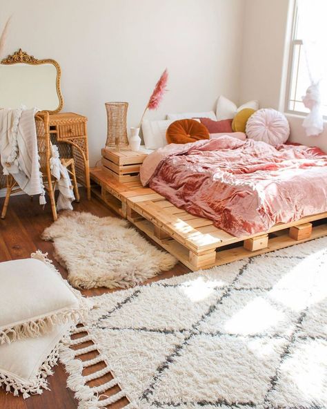 Pallet Bed Ideas, Wooden Pallet Beds, Pallet Bed Frame, Diy Pallet Bed, Pallet Beds, Pallet Bed, Cute Bedroom Ideas, Dekorasi Kamar Tidur, Pallet Furniture Bedroom