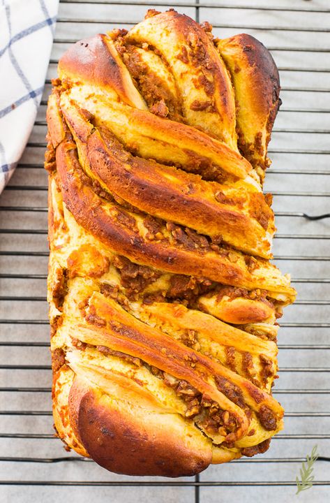 Pecan Babka, Autumn Bakes, Natural Sweets, Baked Scones, Babka Bread, Jewish Foods, Jewish Holiday Recipes, Bread Sweet, Jewish Cuisine