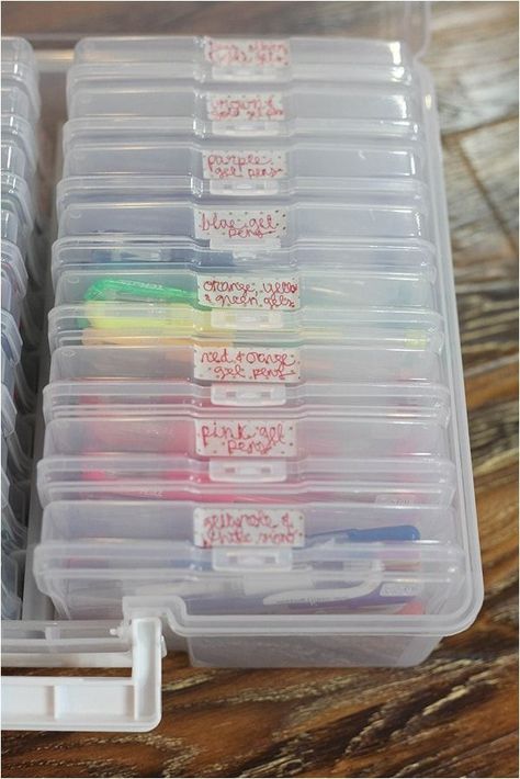 Brilliant organizing ideas for craft storage! Take all the pens you have for bullet journaling or for your planner, and store them by color using inexpensive photo storage boxes. SO smart! Quilting Storage, Photo Storage Box, Photo Box Storage, Clear Containers, Photo Case, Clutter Control, Scrapbook Storage, Scrapbook Organization, Art Supply Organization