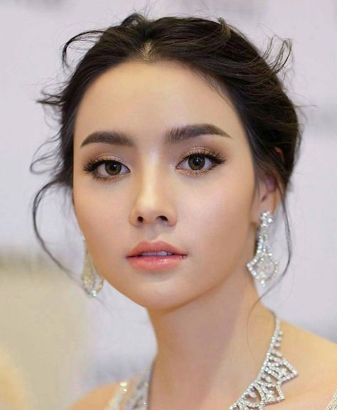 Flawless makeup ❤❤ 💄@aoh_trn Bride Makeup Natural, Makeup Asia, Asian Wedding Makeup, Wedding Hairstyles And Makeup, Natural Prom Makeup, Asian Bridal Makeup, Looks Pinterest, Bridal Makeup Natural, Natural Makeup Tutorial