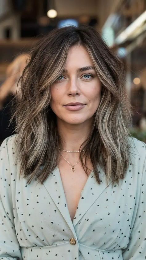 Side Lob Haircut, Fall Medium Brunette Hair Color, Mid Length Hair Highlights Brunettes, Midlength Brunette Hair, Mid Length Bob Haircut, Mid Length Dark Hair With Highlights, Lob Brunette Hair, Women’s Mid Length Layered Haircuts, Balyage Brown Mid Length