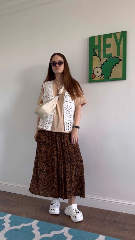 Turtle glasses, crochet vest, beige t-shirt, leopard print long skirt, Crocs Bae Clog, crossbody bag #ootd #ootdfashion #lookoftheday #fashion #style #streetstyle #stylish #styleblogger #styleideas #outfitideas #outfits #crochet #crocs Crocs Gym Outfit, Leopard Crocs Outfit, Crocs Streetstyle, Crocs Bae Clog, Crocs Clogs Outfits Style, Crochet Crocs, Croc Outfits Women, Glasses Crochet, Crocs Bae