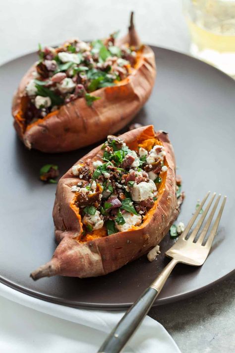 Enjoy the flavors of the Mediterranean with these easy to make baked sweet potatoes stuffed with feta, sundried tomatoes and olives. Healthy Baked Potatoes, Jacket Potato Recipe, Chicken Beans, Meals Without Meat, Stuffed Sweet Potatoes, Baked Potato Recipes, Fast Healthy Meals, Healthy Ingredients, Baked Sweet Potato