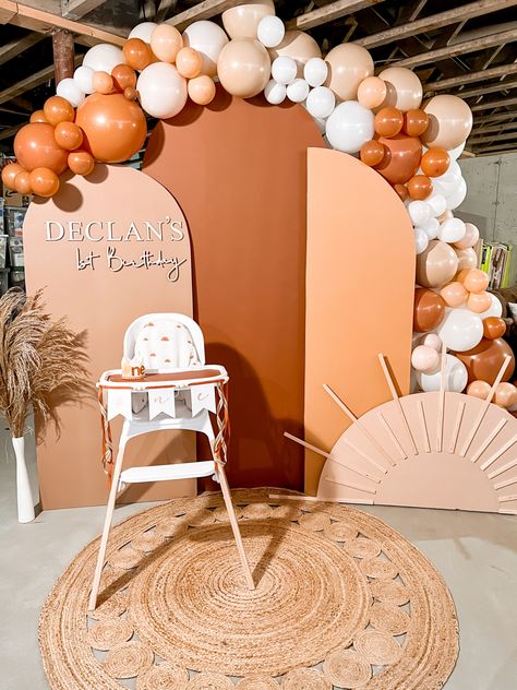 Wooden Arch Backdrop Birthday, How To Create Backdrop For Party, Decorating Boards Ideas, Spandex Arch Backdrop, Backdrop For Balloon Arch, Backdrop Board Diy, Backdrop Arches Diy, How To Make Wooden Backdrop, Arch Stand Decoration