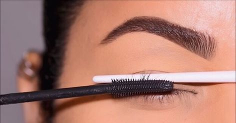 This is a guide to curling eyelashes. Learn how to curl lashes without an eyelash curler using these five fun and easy techniques. Mascara Tips Without Curler, Curl Eyelashes Without Curler, Curl Lashes Without Curler, How To Curl Lashes Without Curler, How To Curl Lashes, How To Make Mascara, Flawless Face Makeup, Eyelash Curlers, Curl Lashes