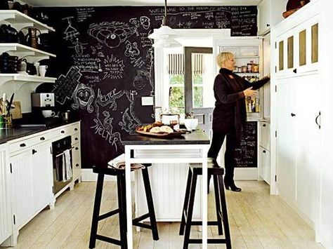 Modern French Bistro Style: 19 Chalkboards in the Kitchen Chalkboard Paint Wall, White Cottage Kitchen, Papan Tulis Kapur, Chalkboard Walls, Black Painted Walls, Kitchen Chalkboard, Fishermans Cottage, Blackboard Wall, Kitchen New York