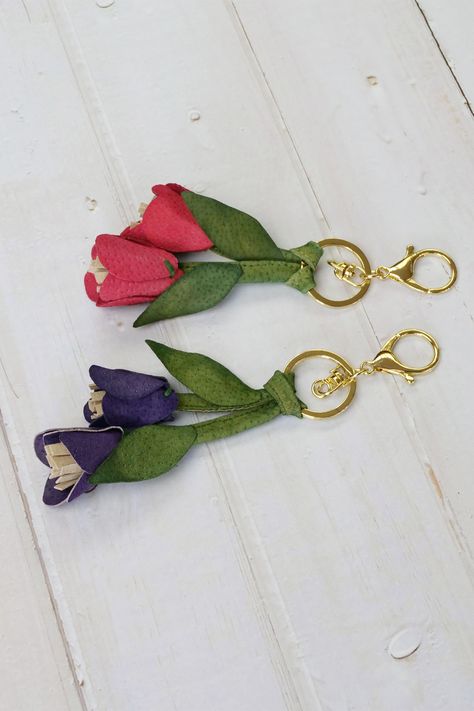 Handmade gifts are unique as they have that added "from the heart" component. Make a delightfully sweet gift for someone special (or yourself) with our Tulip Keychain DIY. Get inspired and get creative today! Tulip Keychain, Wrap Necklaces, Diy Keychain, Sweet Gifts, Get Creative, Quilting Projects, Get Inspired, Keychains, Tulips