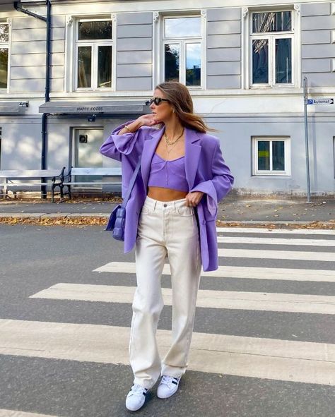 A New Era of Crop Tops Is Leading The Way - Page 2 of 7 - VIVA GLAM MAGAZINE™ Outfits For Club, Purple Top Outfit, Blazers With Jeans, Bright Blazer, Lilac Blazer, Ikea Pax Closet, Pax Closet, Cream Outfit, Denim Styling