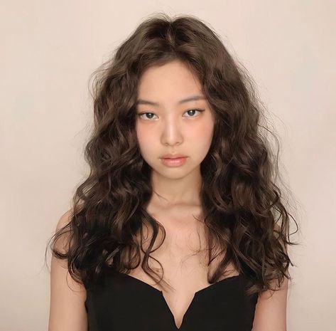 Curly Hairstyles Asian Women, Kpop Idol Curly Hair, Korean Girl Curly Hair, Hispanic Curly Hair, Asian Curly Hair, Asian Hair Perm, Perm Female, Curly Asian Hair, Korean Wavy Hair