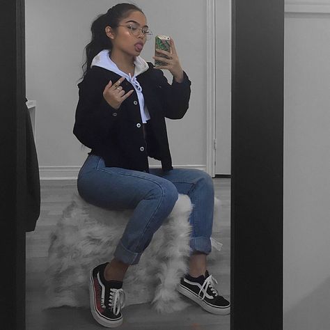 Black denim jacket, Oldskool  Vans, white cropped hoodie.. this female messin up the game 😍😭 whaaaat bomb . Vestido Tumblr, Instagram Baddie, Insta Baddie, Insta Outfits, Boujee Outfits, College White Cropped Hoodie, Converse Outfits, Insta Outfits, Instagram Baddie, Denim Jacket Outfit, Boujee Outfits, Tumblr Outfits, Outfit Jeans, Black Denim Jacket