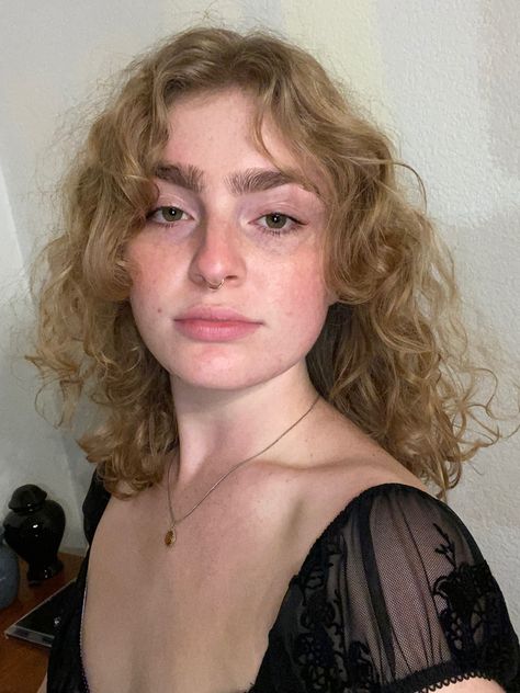 90s Bangs Curly Hair, Curly Haircuts With Side Bangs, Short Curly Hair Side Bangs, Subtle Bangs Curly Hair, Curly Front Pieces, Curly Hair Side Part Bangs, Curly Side Bangs Middle Part, Curly Bangs Side Part, Curly Hair Front Pieces