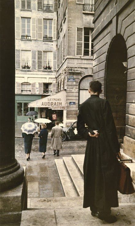 Beautiful color photos show the everyday life in Post-War Paris in the 1950s Life In Paris, Old Paris, Catholic Priest, I Love Paris, Paris Photo, Vintage Paris, Catholic Art, Colour Photograph, Roman Catholic