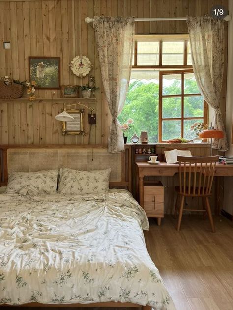 Cottage Core Girls Bedroom, Cottage Core Aesthetic House, Cottage Core Bedroom Ideas, Spring Academia, Lady Bedroom, Cottage Core Bedroom, Cottage Core Room, Amazing Homes, Casa Vintage