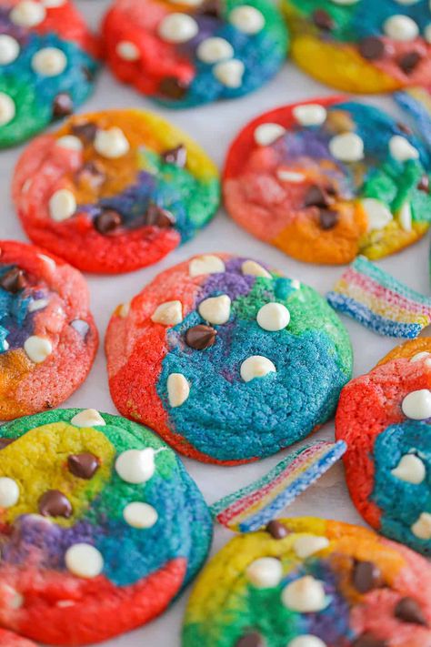 Rainbow Chocolate Chip Cookies, Colored Chocolate Chip Cookies, Healthy Rainbow Snacks, Pride Desserts Easy, Pride Month Desserts, Colorful Baked Goods, Easy Cookie Decorating For Kids, Colorful Cookies Recipes, Colorful Food Ideas