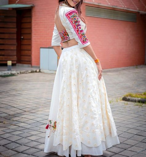 White Navratri Blouse, White Navratri Outfit, White Choli For Navratri, Garba Choli, Navratri Blouse, Chania Choli, Lengha Blouse Designs, Choli Blouse Design, Best Indian Wedding Dresses