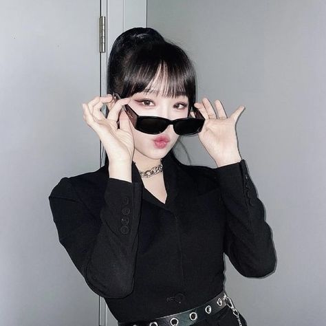 Holding Sunglasses Pose, Sunglasses Pose, Aesthetic Bujo, Yena Icons, Yena Choi, Rockstar Girl, Izone Icons, Yena Izone, Choi Yena