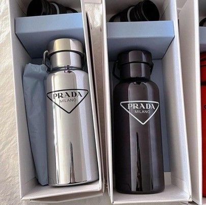 Lux Gifts, Black Water Bottles, Stationery Obsession, Bottle Design Packaging, Water Bottle Design, Jewelry Fashion Trends, Bottle Packaging, Celebrity Houses, Stainless Steel Bottle