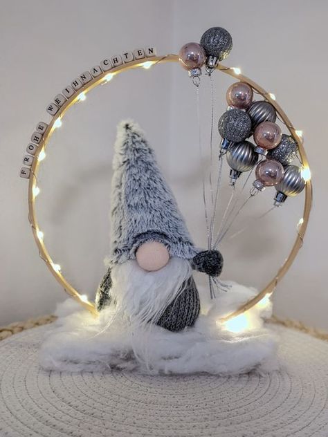 Hoop Centerpieces, Christmas Decorations Centerpiece, Pretty Christmas Decorations, Handmade Christmas Crafts, Beautiful Christmas Decorations, Diy Christmas Decorations Easy, Holiday Centerpieces, Holiday Crafts Christmas, Christmas Ornament Crafts