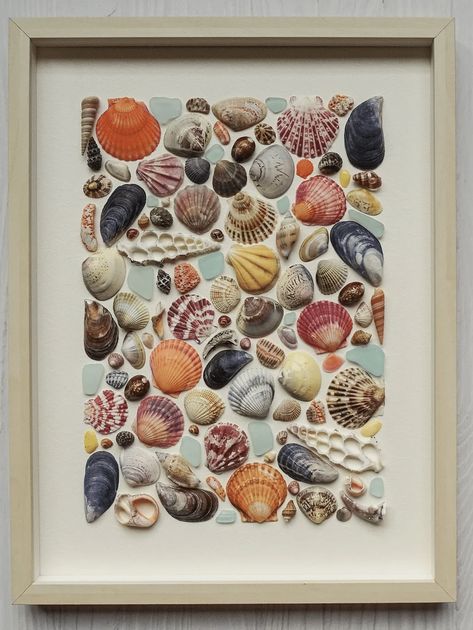 shell mosaic art Mosaic With Shells, Sea Shell Art Projects Diy Ideas, Framed Shell Art, Sea Shell Mosaic, Muscle Shell Art, Broken Seashell Crafts, Sea Shells Art, Sea Shell Art Projects, Things To Make With Seashells