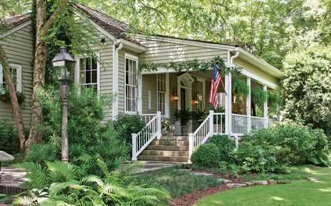 Cozy cottage garden porch, I can imagine that sitting place a peaceful place to… Cottage Porch, Southern Cottage, Southern Garden, Cottage Garden Design, Cottage Exterior, Cottage Charm, Cute Cottage, Sunrooms, Small Cottage