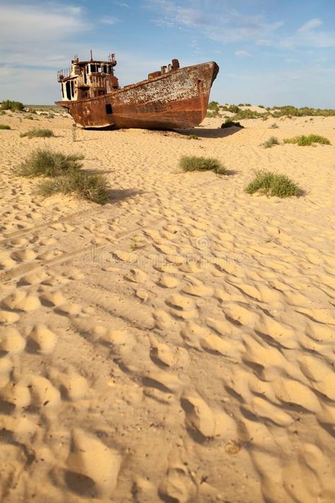 Desert Ship, Landscaping Images, Abandoned Ships, Inland Empire, Sea Photo, Shipwreck, Places In The World, Design Background, Abandoned Places