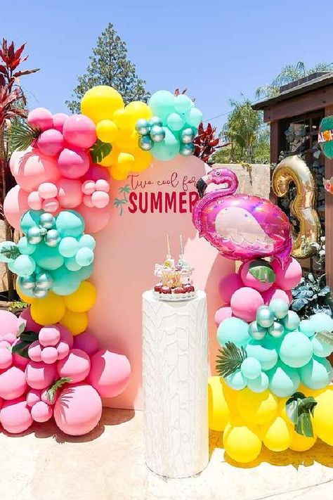 Summer Pool Party Decor, Flamingo Summer Party, Malibu Pool Party, Pool Party 2nd Birthday, Pool Party Cake Ideas, Pool Party Balloons, Summer Birthday Party Decorations, Summer Pool Party Decorations, Summer Birthday Themes