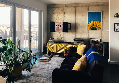 Urban Apartment Aesthetic, Maximalist New York Apartment, 90s Apartment New York, Edgy Apartment Decor, Cluttered New York Apartment, Artsy New York Apartment, New York Skyline Living Room, Living Room Credenza, Apartment Deco