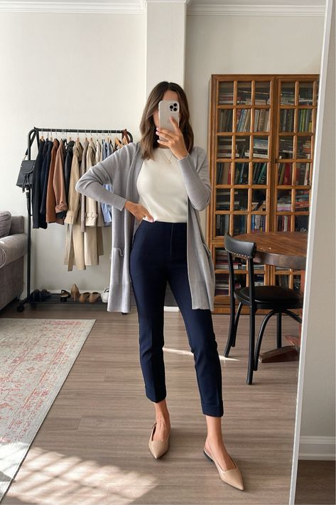 White Shirt Black Jeans Outfit Women, 2022 Business Casual Women, Work Outfits Women Casual Office Attire, Cool Girl Work Outfits, Work Business Casual Outfits Women, Navy Work Pants Outfit, Navy Blue Dress Pants Outfit Women, Winter Office Outfit Business, Women’s Workwear